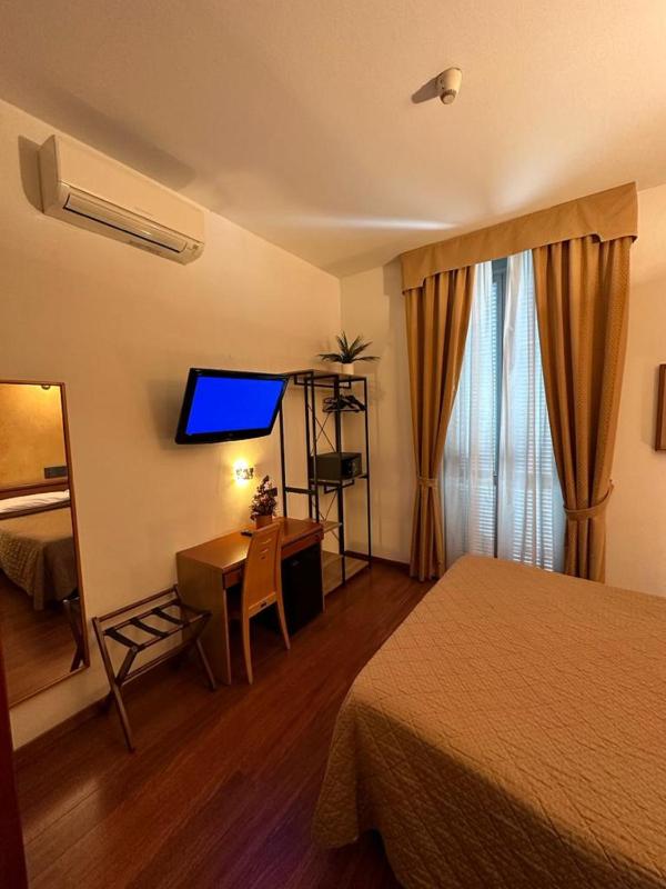 Double Room with Balcony image 4