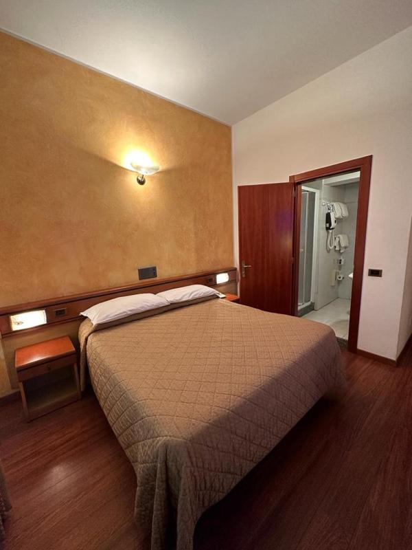 Double Room with Balcony image 2