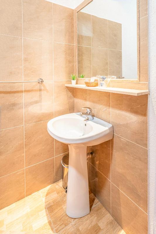 Single Room with Shared Bathroom image 4