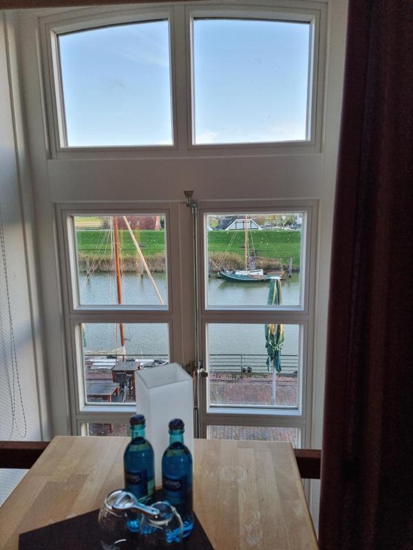 Deluxe Suite with Sea View image 2