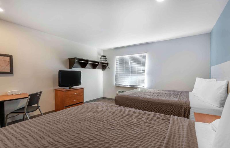 Standard Queen Room with Two Queen Beds - Non-Smoking image 3