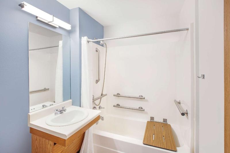 Queen Room  with Tub - Disability Access/Non-Smoking image 2