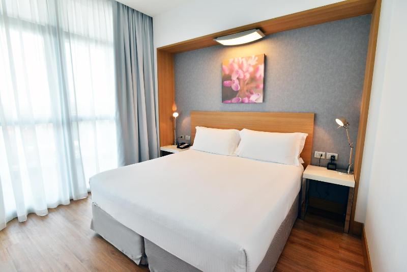 Deluxe King Room image 4