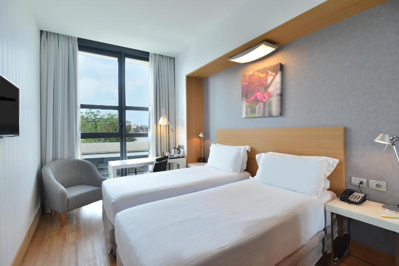 Twin Room image 4