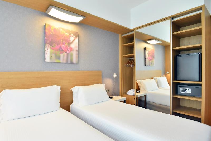 Deluxe Twin Room image 3