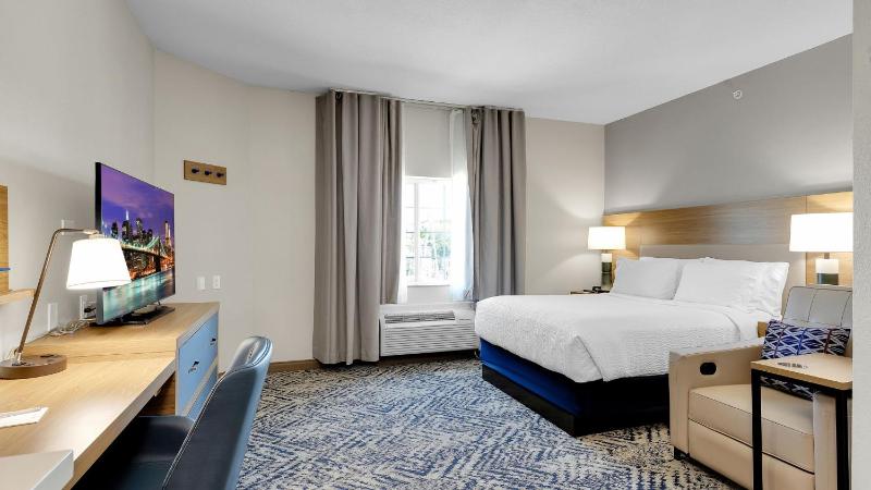 Queen Studio Suite with Two Queen Beds and Tub - Communications/Mobility Accessible image 4
