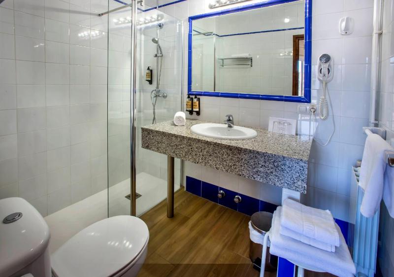 Superior King or Twin Room image 4