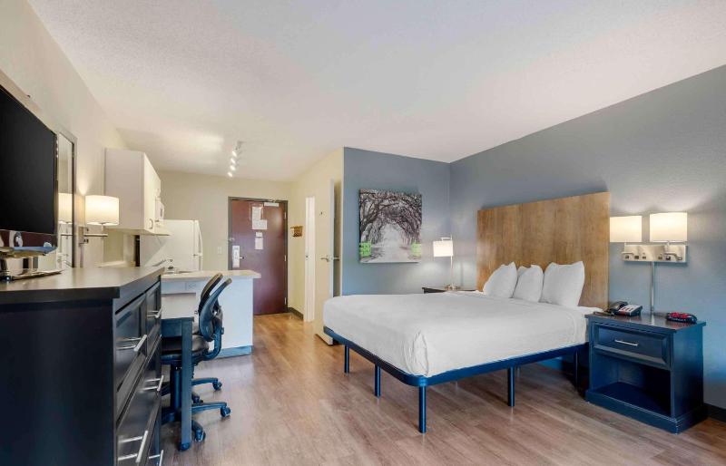 Queen studio with 1 Queen Bed - Disability Access/Non-Smoking image 2