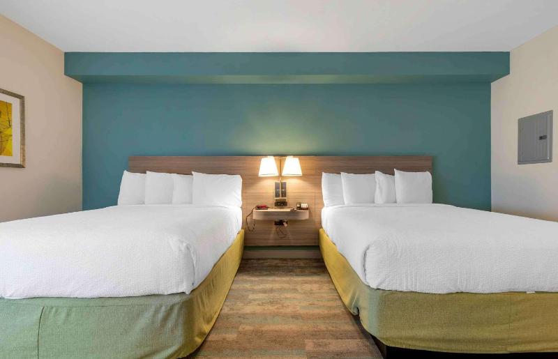 Superior Studio with 2 Queen beds - Non-Smoking image 4