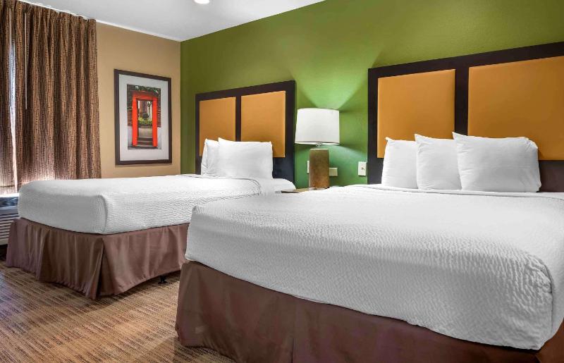 Deluxe Studio with 2 Queen Beds - Non-Smoking image 1