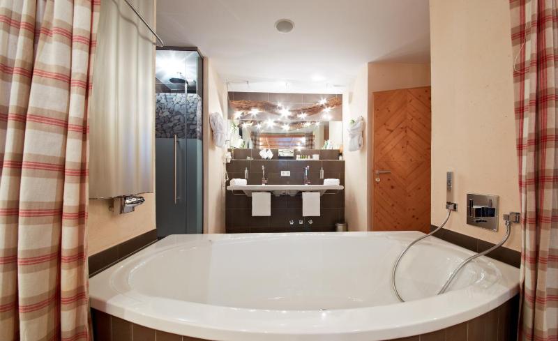 Deluxe Double Room image 3