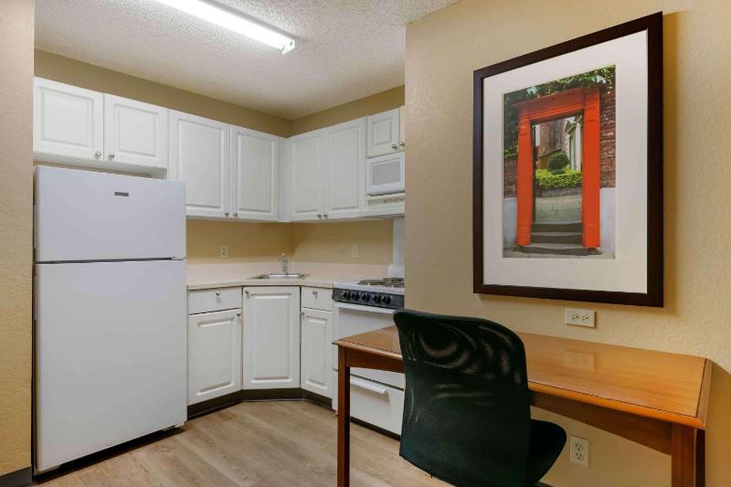 Deluxe Studio with 1 King Bed - Non-Smoking image 2