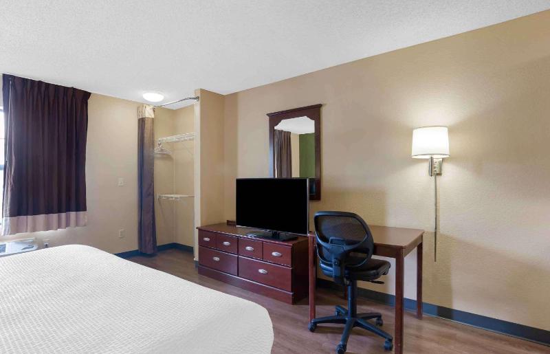 Studio with 1 King Bed - Non-Smoking image 3