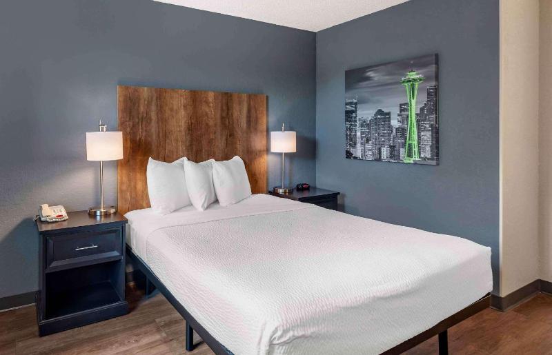 Queen Studio with One Queen Bed - Disability Access/Non-Smoking image 1