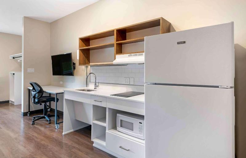 Queen studio with 1 Queen Bed - Disability Access/Non-Smoking image 3