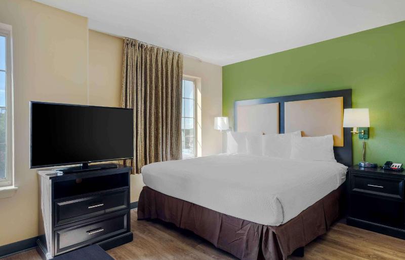Deluxe Studio with 1 King Bed - Non-Smoking image 1