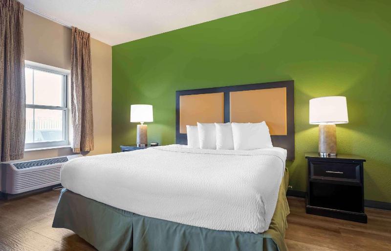 Deluxe Studio with 1 Queen Bed - Non-Smoking image 1
