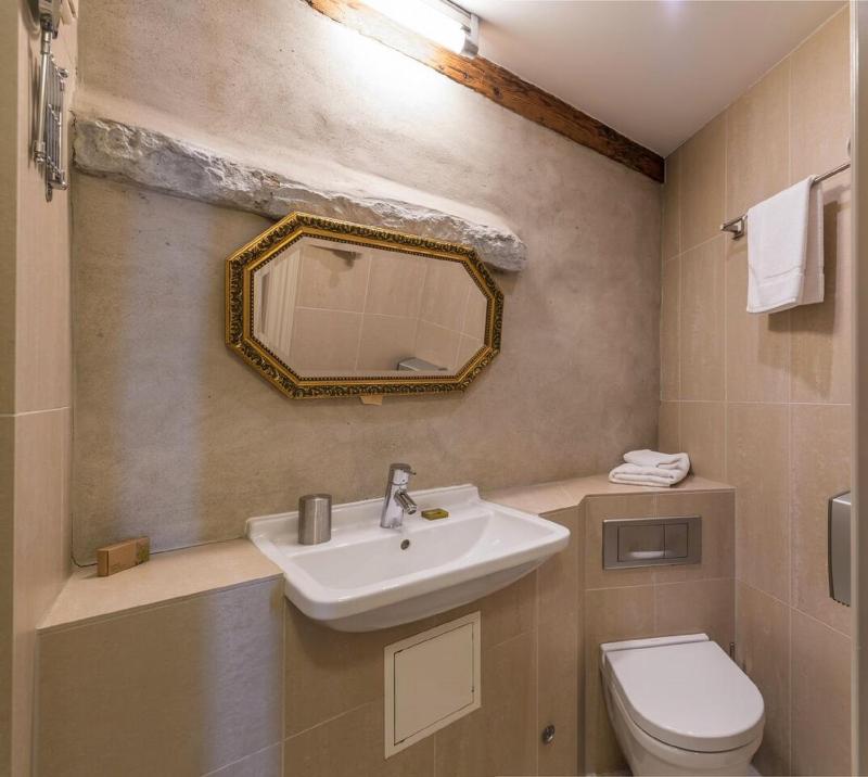CRU Hotel - image 4
