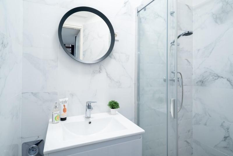 Welcoming modern apartment in the center - image 4