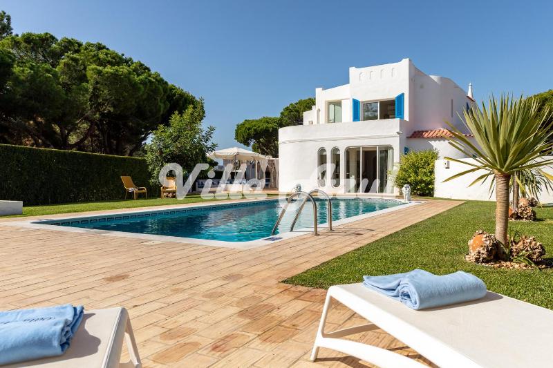 Elegant villa with private pool in Quarteira - image 1