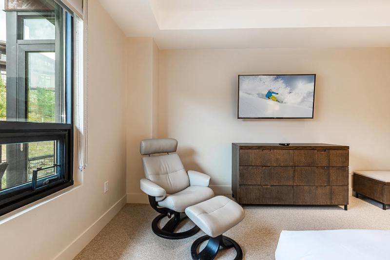 LIFT 509 | True Ski-In / Ski-Out Luxury | Steps to Sunrise Gondola - image 17