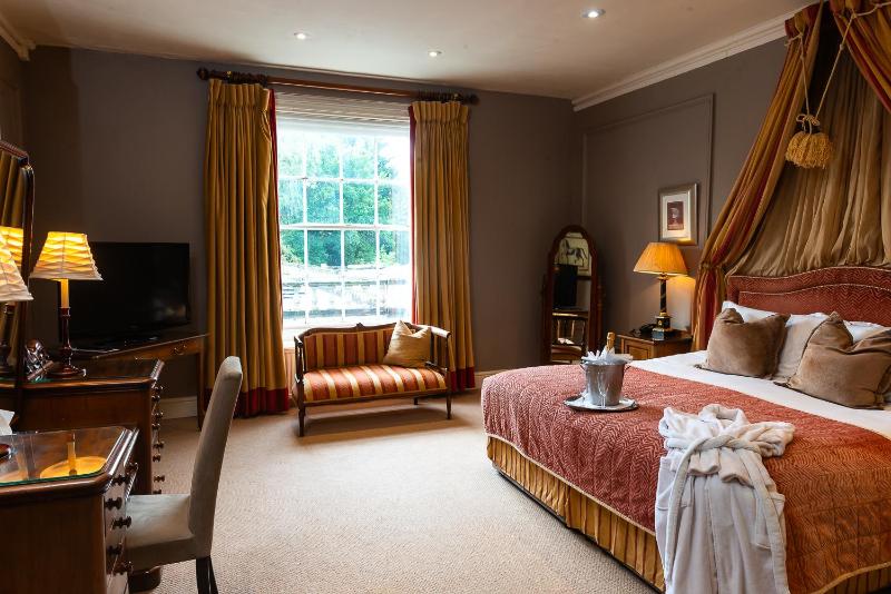 Deluxe King Room image 4