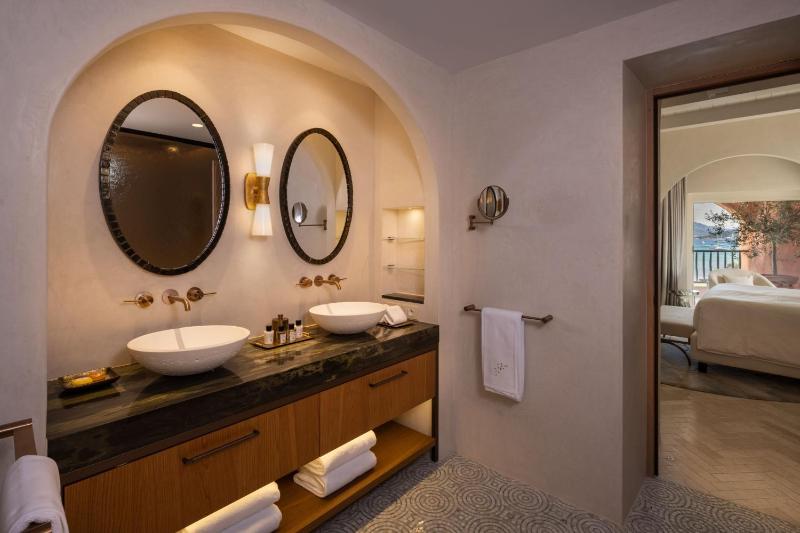 Harrods Suite, 3 king bed, sea view, terrace, plunge pool image 2