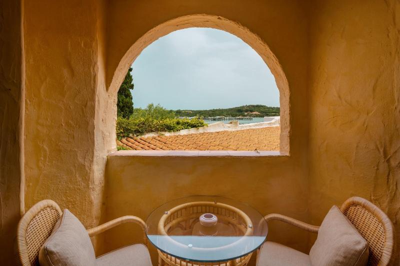 Contemporary Classic, King Bed, Courtyard View, Balcony image 4
