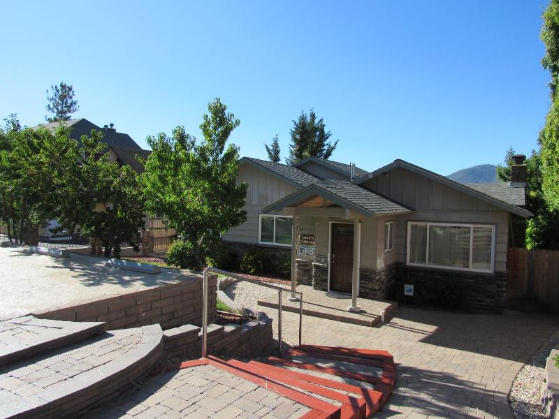 Smith Lakefront Hideaway - image 4