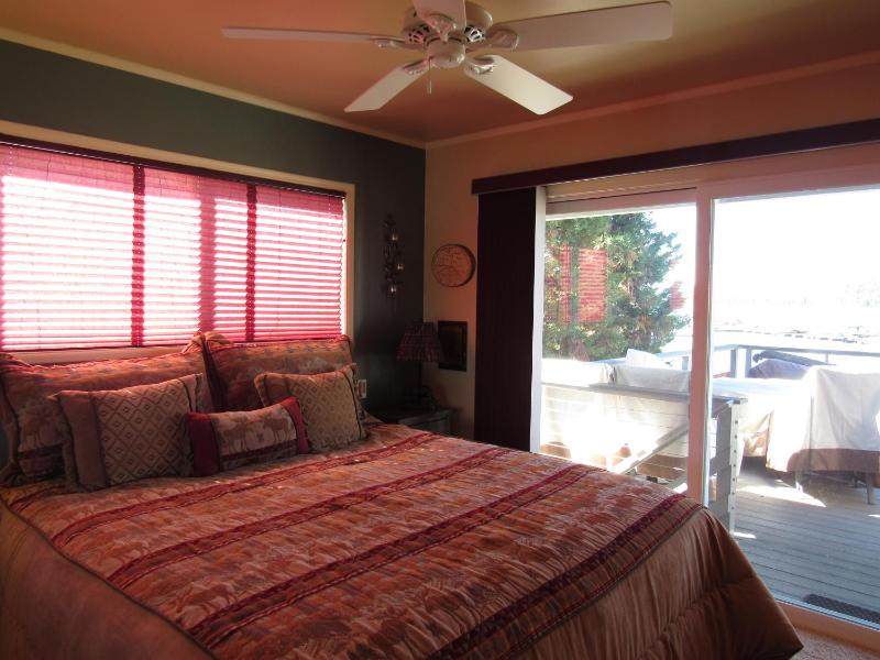 Smith Lakefront Hideaway - image 23