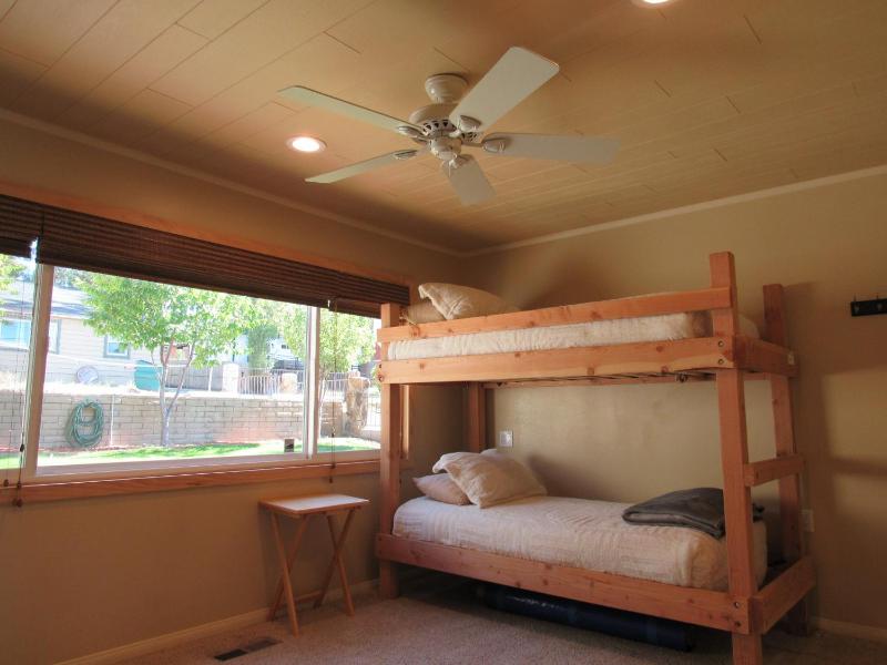 Smith Lakefront Hideaway - image 17