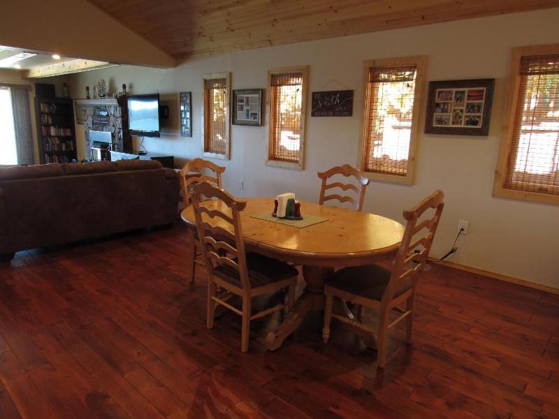 Smith Lakefront Hideaway - image 21