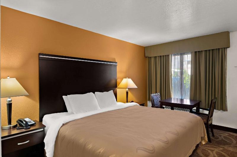 King Room - Non-Smoking image 3