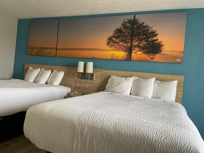 Queen Room with Two Queen Beds - Non-Smoking image 3