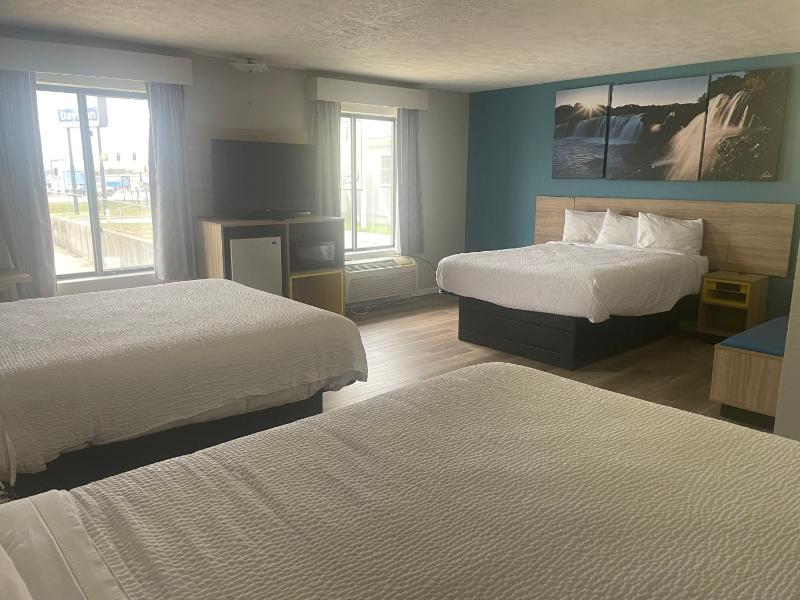 Suite with Three Queen Beds - Non-Smoking image 3