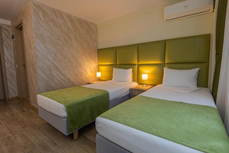 Twin Room image 4