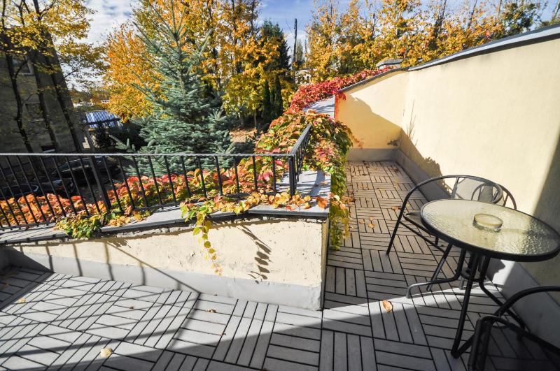 Deluxe Double Room with Balcony image 4