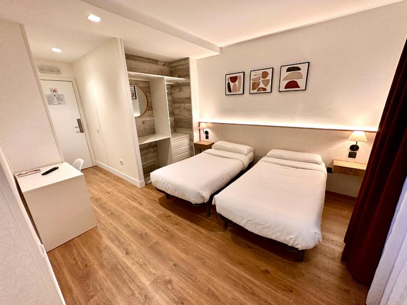 Twin Room with Private Bathroom image 1