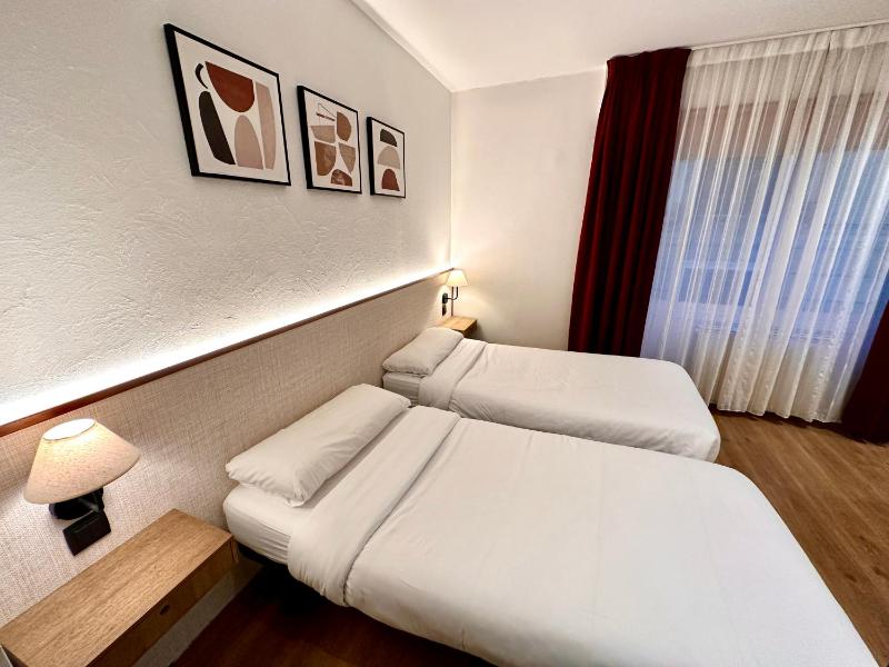 Twin Room with Private Bathroom image 4