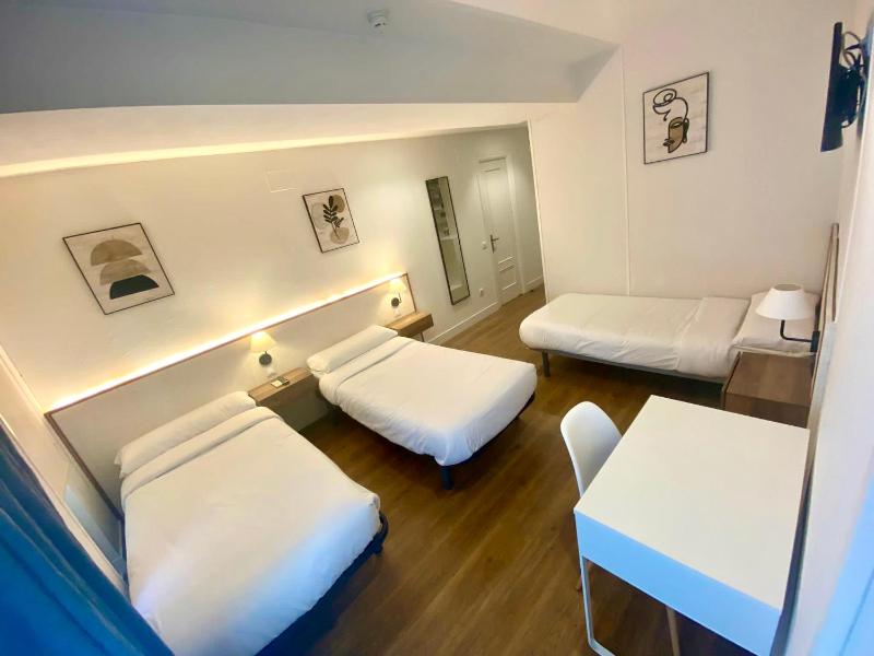 Triple Room with Private Bathroom image 1