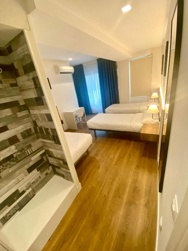 Triple Room with Private Bathroom image 3