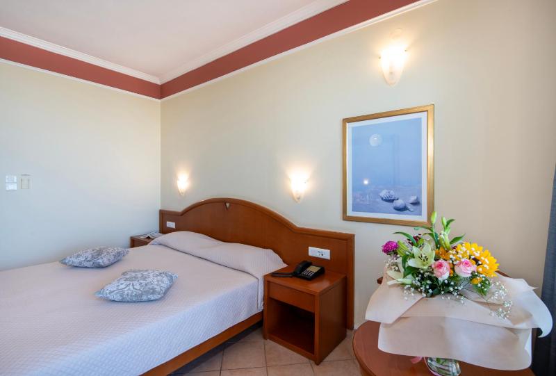 Standard Double or Twin Room with Side Sea View image 3