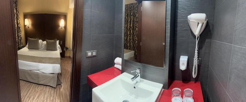 Double Room image 4