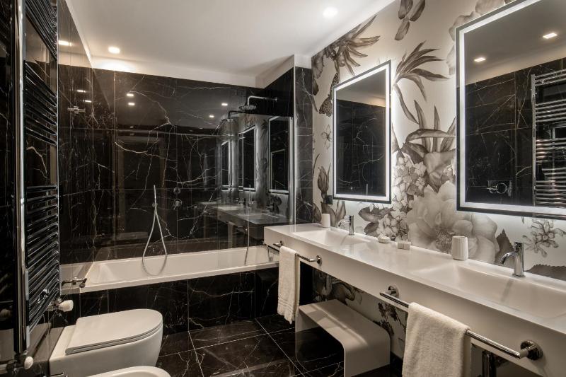 Deluxe Double or Twin Room with City View image 2