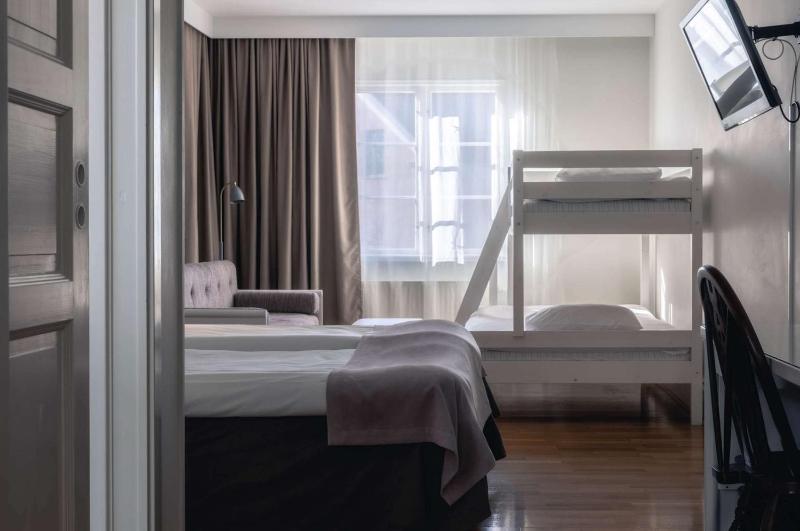 Standard Twin Room with additional Bed image 1