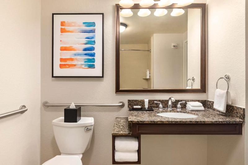 One-Bedroom Queen Suite with Bath Tub - Disability Access/Non-Smoking image 4