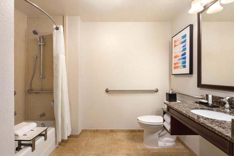 One-Bedroom Queen Suite with Bath Tub - Disability Access/Non-Smoking image 3