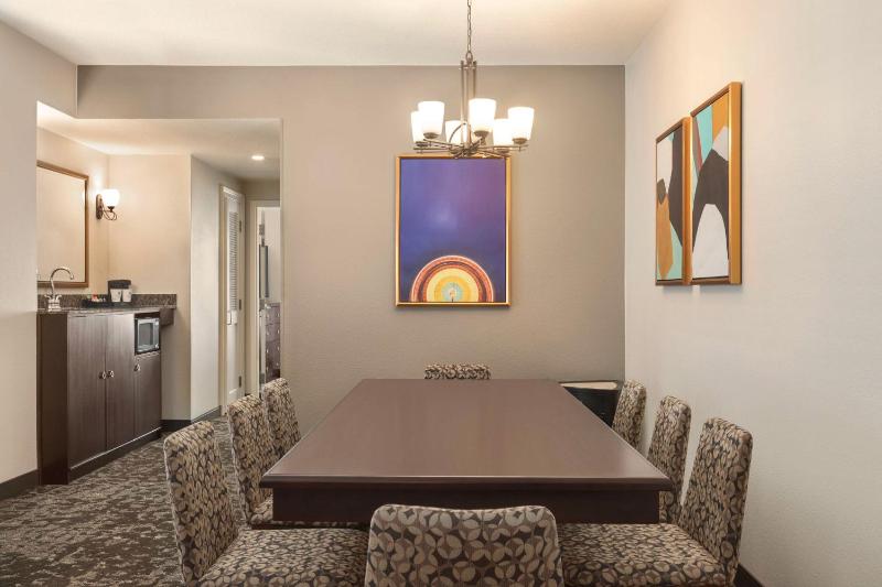 King Corner Suite with City View - Non-Smoking