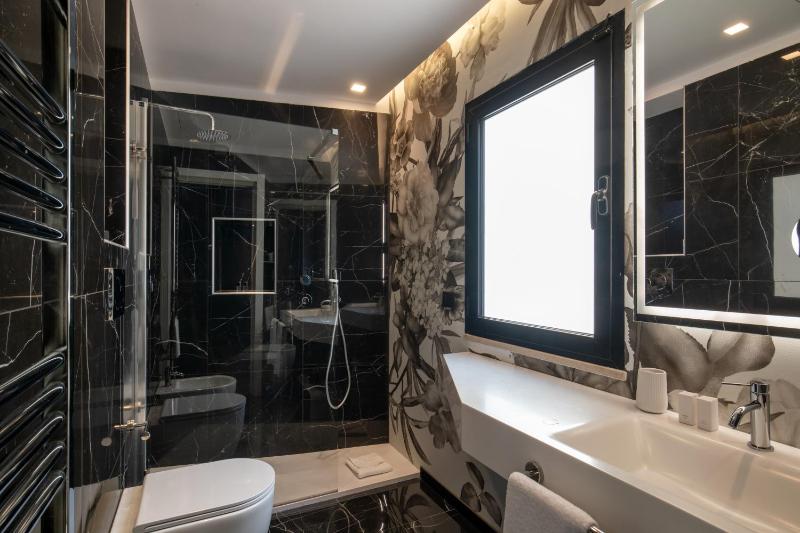 Deluxe Double or Twin Room image 2