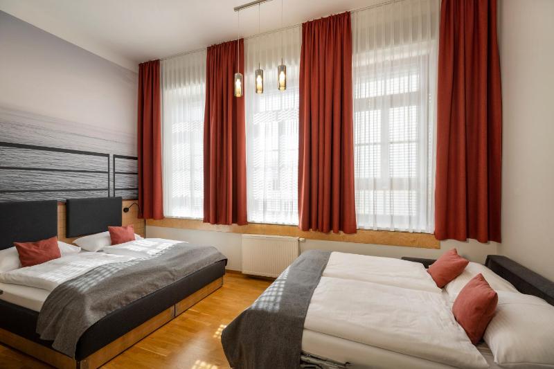 Superior Quadruple Room image 4